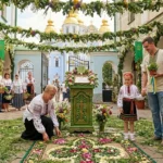 Украшение храма зеленой травой