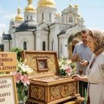 Жінка біля реликварія