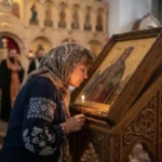 Женщина молится у иконы