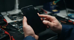 Руки держат выключенный смартфон